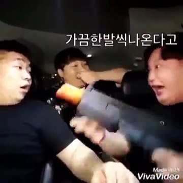 Il péte un câble car il ne sait pas pourquoi il est le seul à se faire tirer dessus!