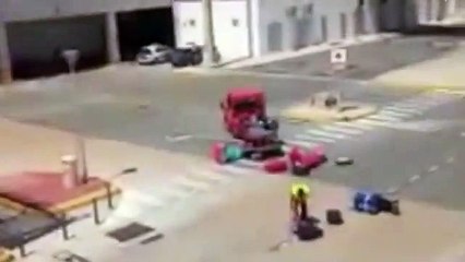 Un bagagiste semble qu'il déteste son travail  à l'aéroport d'Ibiza