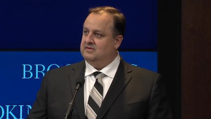 Ethics chief who clashed with Trump steps down