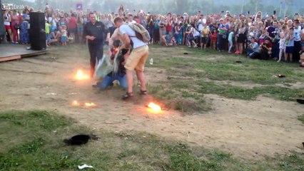 Un cracheur de feu qui devrait reprendre quelques leçons avant de pratiquer son art