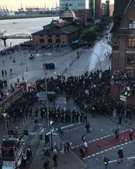 Скачать видео: Police Use Water Cannon to Disperse G20 Protestors in Hamburg