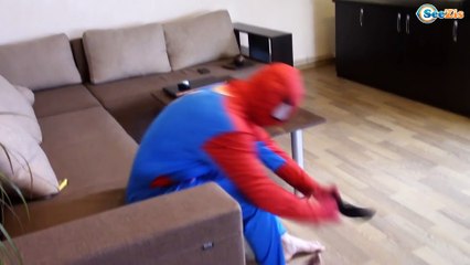 ELSA´S BATHTUB Spiderman & Hulk WANTS TO PEE /w Prank on Toilet Superhero in Real Life