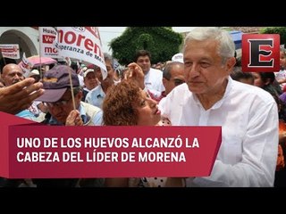 Le arrojan huevos a López Obrador durante mitin en Veracruz