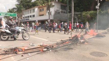 Fuerzas de seguridad dispersan marcha opositora en varios puntos de la capital venezolana