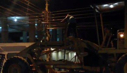 Vehículo de gran porte afecta tendido eléctrico en pleno centro de Curuguaty