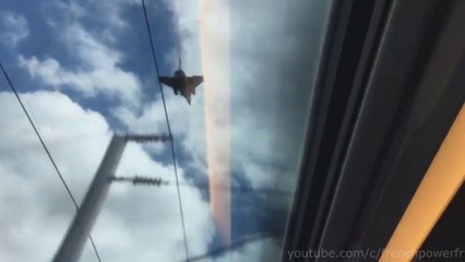 Un TGV escorté par un Rafale et un AlphaJet
