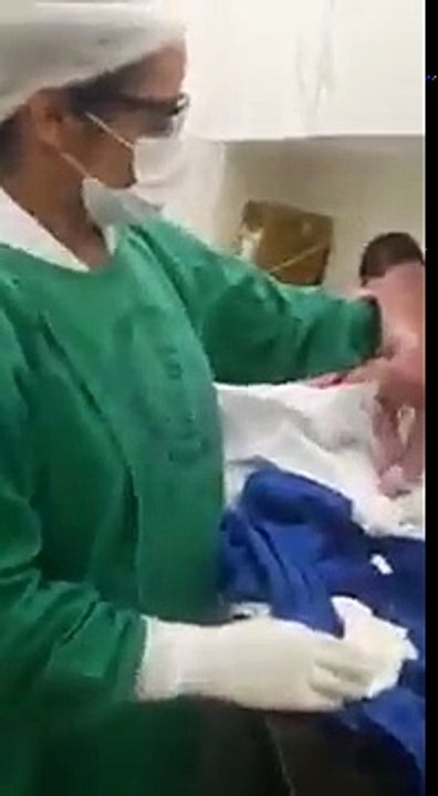 ভূমিষ্ঠ হয়েই হাঁটতে শুরু করল এই শিশু | New Born Baby Walking 2017 | Viral Video on Facebook | Youtube