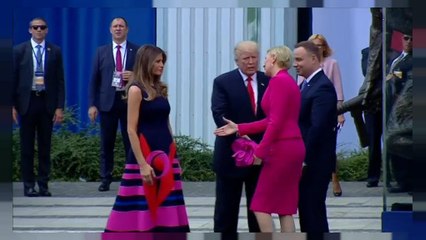 [شاهد] سيدة بواندا الأولى تتجاوز دونالد ترامب وتصافح زوجته أولا