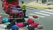 Ce bagagiste de l'aéroport d'Ibiza n'aime pas son boulot!