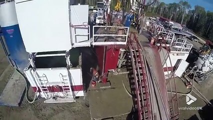 Cet ouvrier en colère balance une canette de coca sur un drone.. Touché