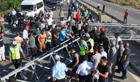 TIR mobese direklerini devirdi Bursa Ankara karayolu kapandı