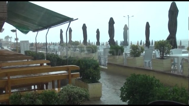 Ora News - Moti i keq në Durrës - Reshjet, përmbytje dhe probleme me qarkullimin në disa rrugë