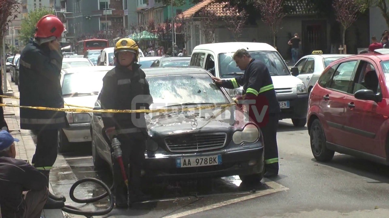 Report TV - Elbasan, dy automjete pëfshihen nga flakët te Poliklinika