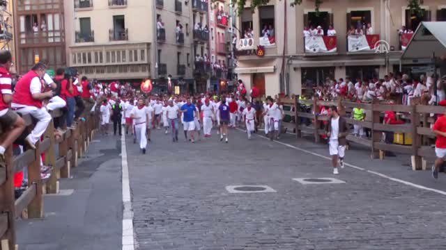 San Fermin Festivali'nde Boğalarla Ilk Koşu Yapıldı