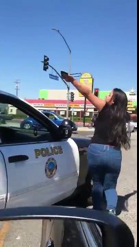 Une femme se prend un coup de matraque après avoir tenté d'agresser un policier