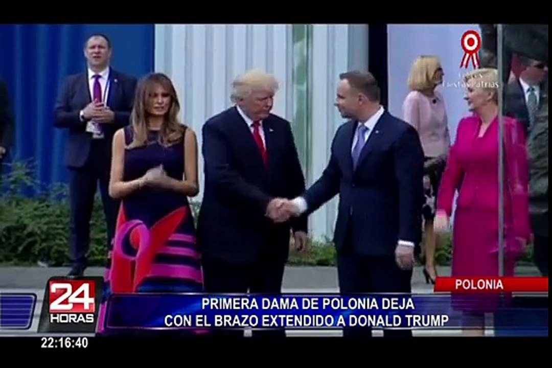Polonia: primera dama dejó con el brazo extendido a Donald Trump