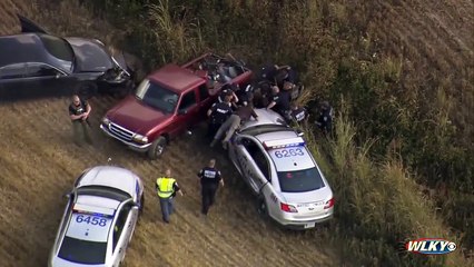 Poursuivi par la police, ce suspect décide de couper à travers champs