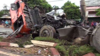 Xe container nổ lốp khi đổ dốc, gây tai nạn nghiêm trọng_