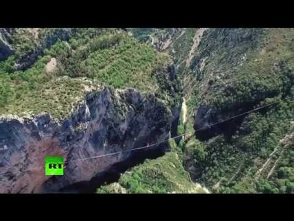 600 meters high, over 1km long: French daredevils set record for longest-ever slackline walk