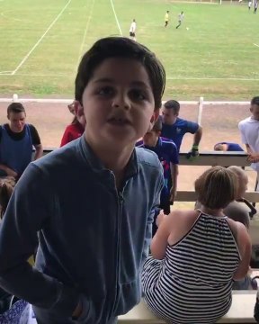 Qu'est-ce qui est jaune et qui attend ? : la blague hilarante d'un petit garçon