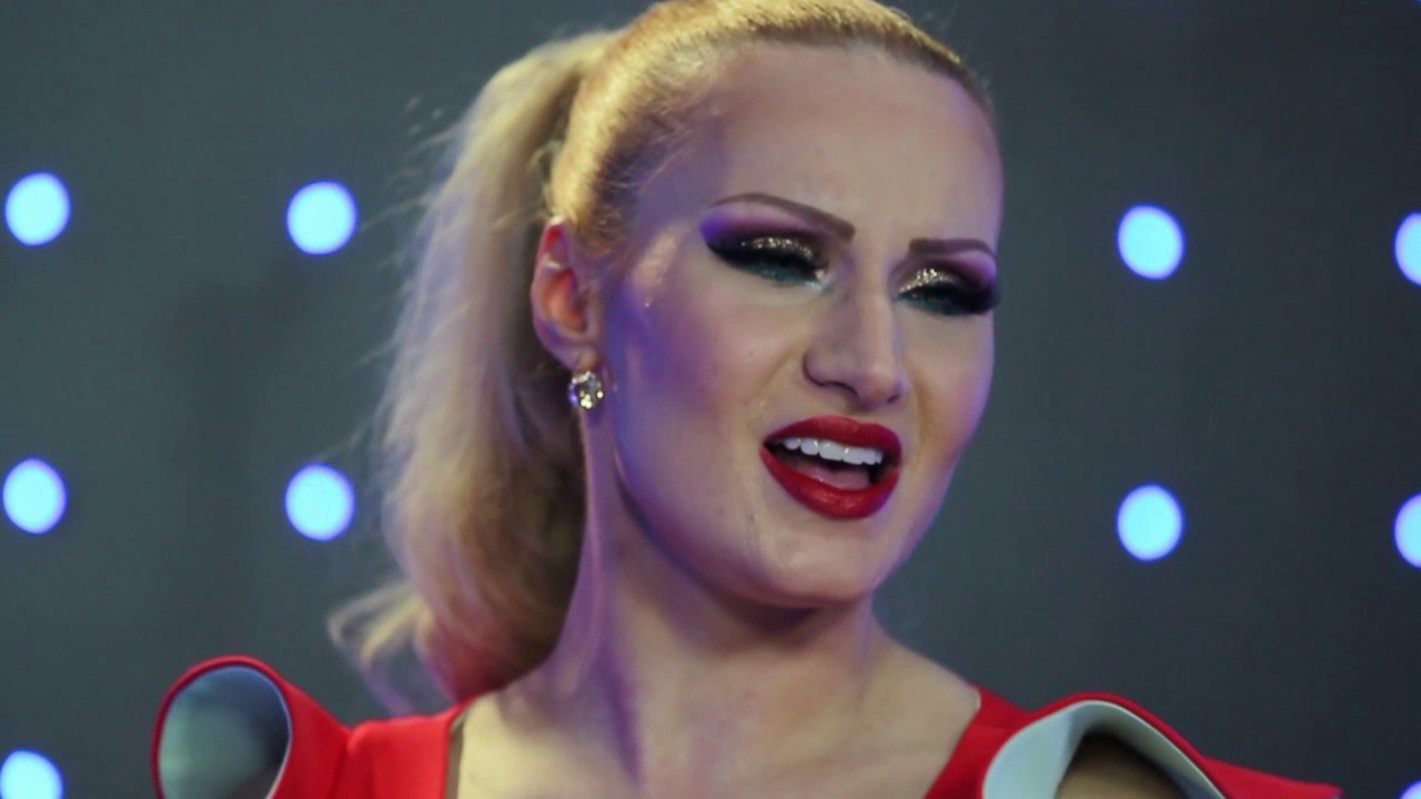 Aneta Arsovska -  Na dva dela