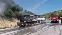 Merr flakë në ecje autobusi i linjës Fier-Përmet - Top Channel Albania - News - Lajme