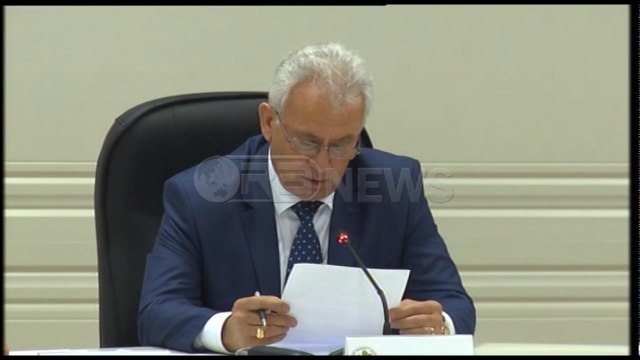 Ora News - Vendimi - KQZ voton kundër heqjes së mandatit për Tom Doshin