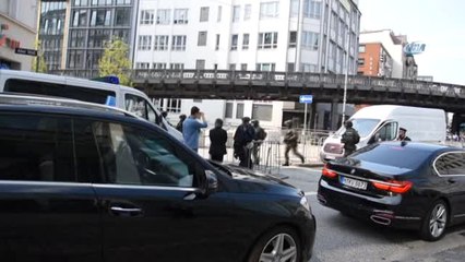 Erdoğan'ın Konvoyu Hamburg'da 10 Dakika Bekletildi- İnşaat Vincinin Üzerine Çıkan Şüpheli Şahıs...