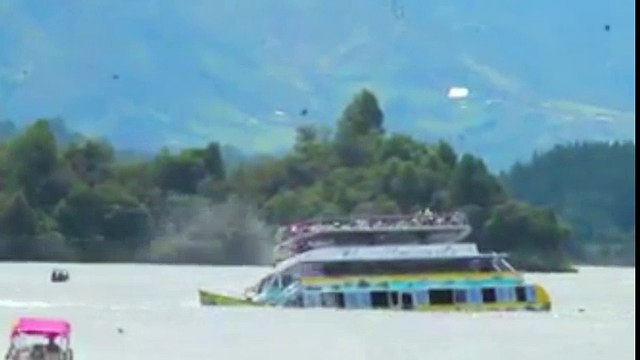 Barco lleno de turistas se hunde en Colombia