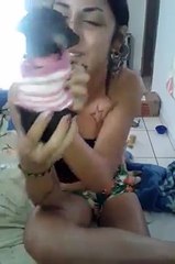 Şarkı söylerken köpek ağzına işedi hahaha