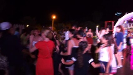 Kuşadası'nda Tatil Yapan İranlı Turistler Eğlencede Sınır Tanımadı