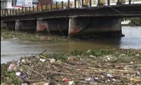 Tumpukan Sampah Tutup Arus Sungai di Banjarmasin