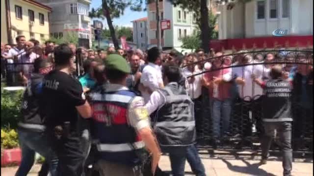 Kaynarca Adliyesi Önünde Tehlikeli Gerginlik... Yüzlerce Vatandaş Zanlılara Saldırmak İstedi