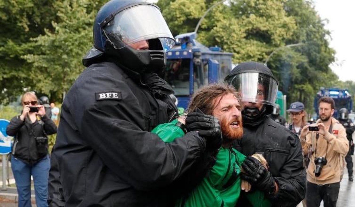 Hamburg'da G-20 protestoları sürüyor... Polis b...