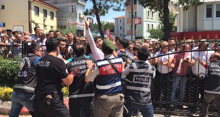 Sakaryalı Vatandaşlar, Vahşi Cinayetin Zanlılarının Bulunduğu Adliyeye Girmek İstedi