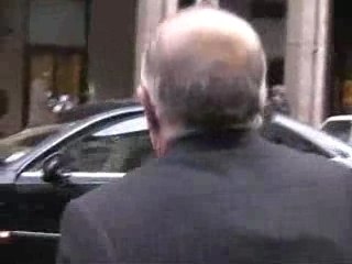 Piero Ricca contro Berlusconi che è un abusivo!!!