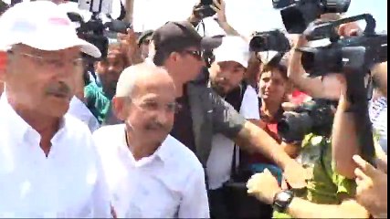 Kılıçdaroğlu, Kendisine Benzeyen Vatandaşla Yan Yana Yürüdü