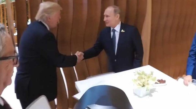 La première poignée de main entre Donald Trump et Vladimir Poutine