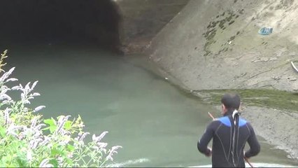 Kanala Devrilen Otomobilde Suya Düşen Genç 2 Gündür Aranıyor