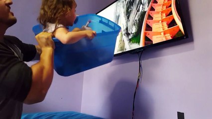 Un papa fait découvrir les manèges à sa fille d'une façon très drôle !