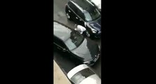 Un homme se fait trainer par une voiture sur plusieurs mètres.
