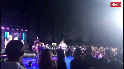 Alban Skënderaj, në skenë për herë të parë pasi humbi nënën (360video)
