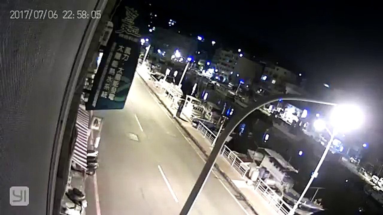 法拉利超跑西子灣自撞 !!
