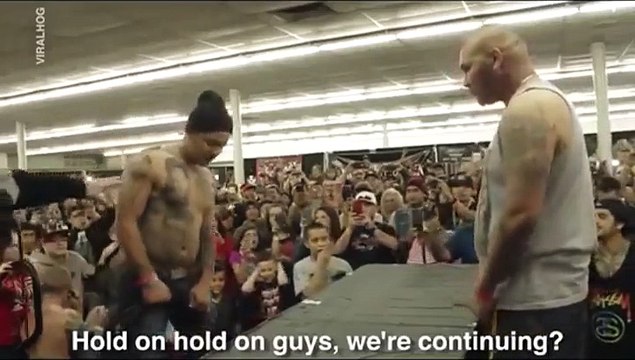 Briser la machoire de son adversaire pendant un concours de claques