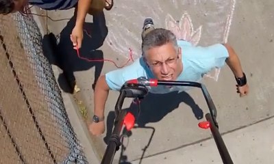 Rekor Dunia Menahan Mesin Pemotong Rumput dengan Dagu