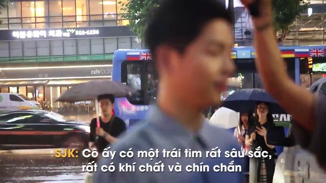 Song Joong Ki đội mưa trả lời phỏng vấn, cười rạng rỡ khi nhắc đến Song Hye Kyo