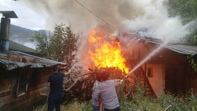 Evlerinin Yanışını Gözyaşları Içinde Izlediler
