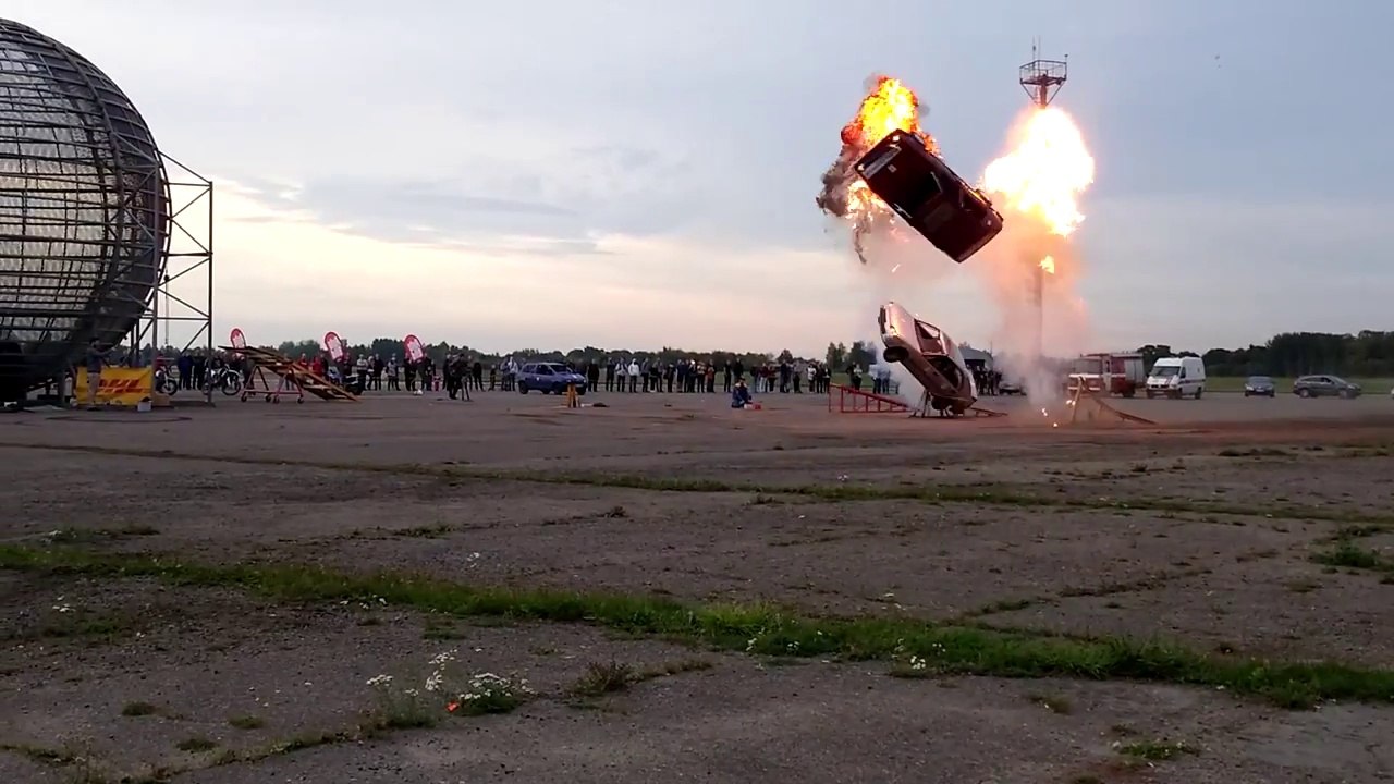 Cascade ratée de 2 voitures dans les airs... GROSSE CHUTE !