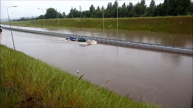 Il roule sur une autoroute complètement inondée !