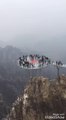 Plateforme en verre au-dessus des montagnes en Chine : EFFRAYANT !